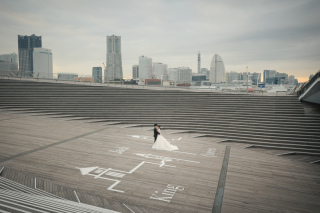 みなとみらいの景色を背景に