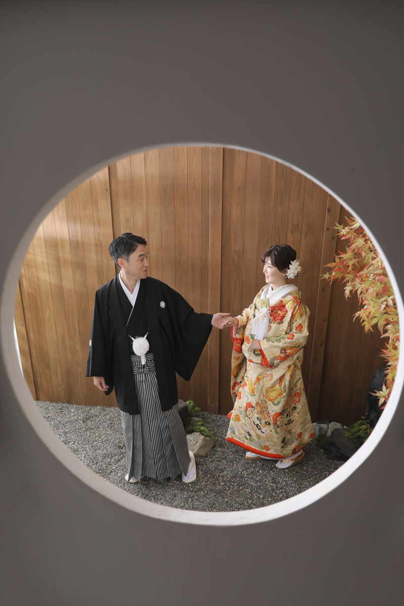 和室の丸窓より