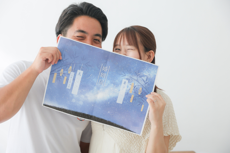 ふたりの入籍日に、婚姻届と〈マリピク！〉