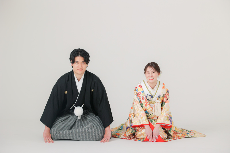 シンプルな白い背景でお二人らしく