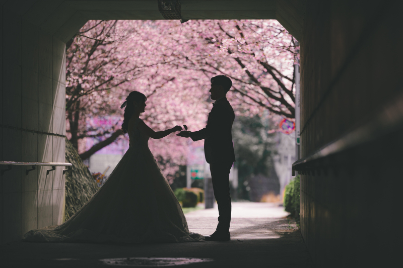 ピンクの桜&times;ブラウンスーツ。お洒落に魅せる伊豆高原ウェディングフォト