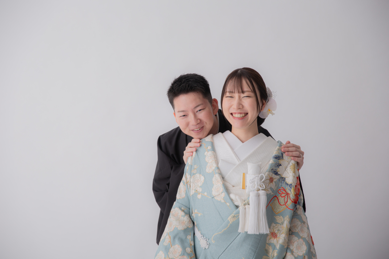 シンプル背景でお二人らしさを!