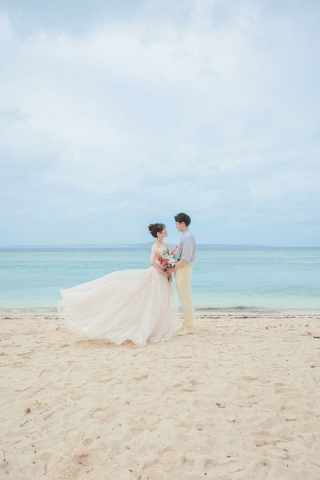 衣装や小物にもビーチ仕様に!沖縄のビーチでの撮影!