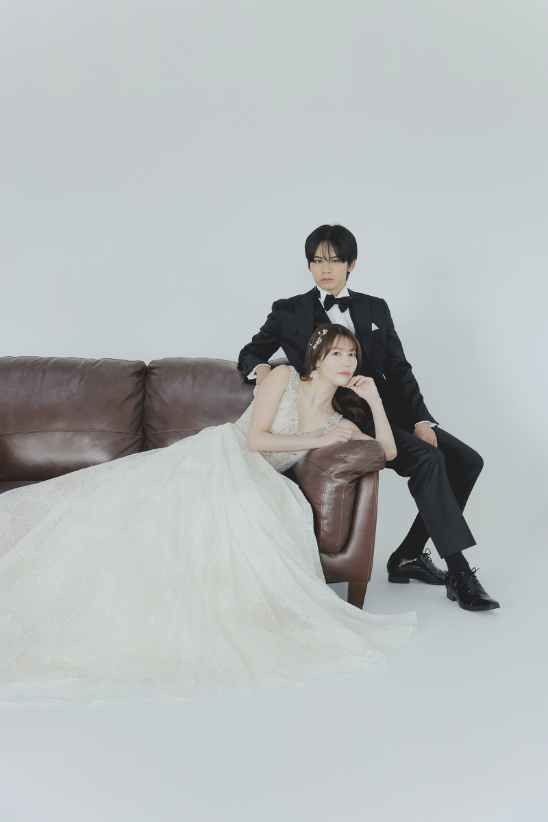 新背景×白背景でかっこよさ爆発!美男美女カップルの魅力全開フォト