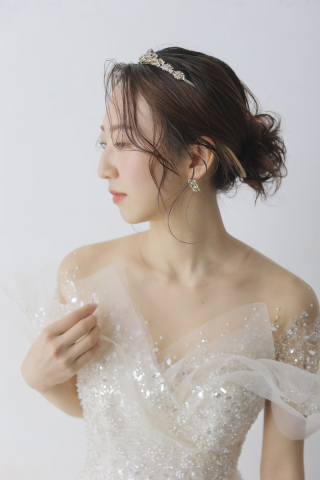 キラキラ韓国ドレスでスタジオフォト