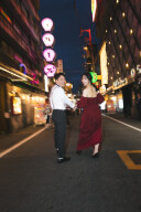 ネオンきらめく都会の夜