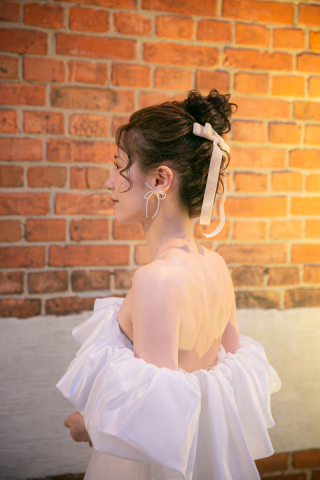 可愛いアップシニヨンヘア