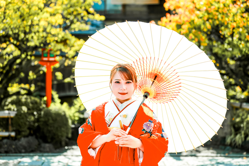 秋の祇園での心温まるウェディングフォト