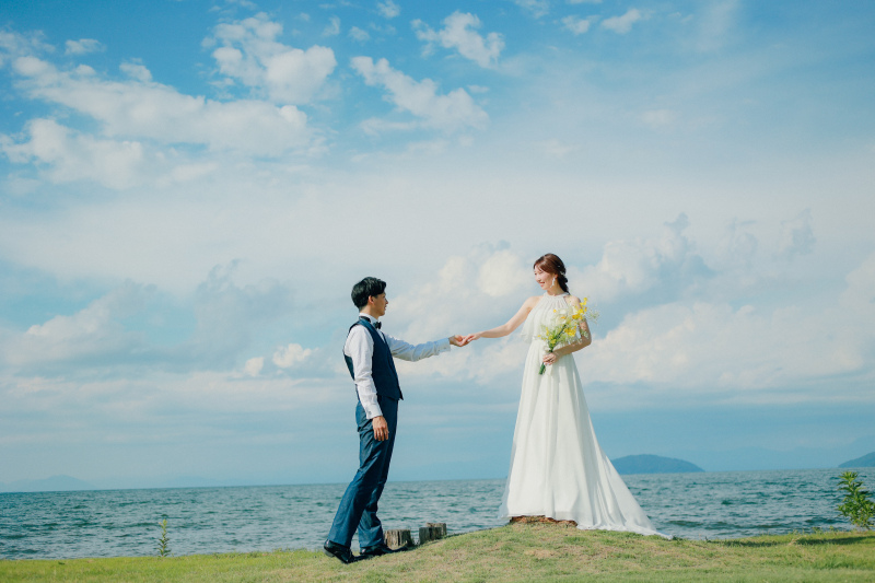 天気に恵まれたマイアミ浜で洋装