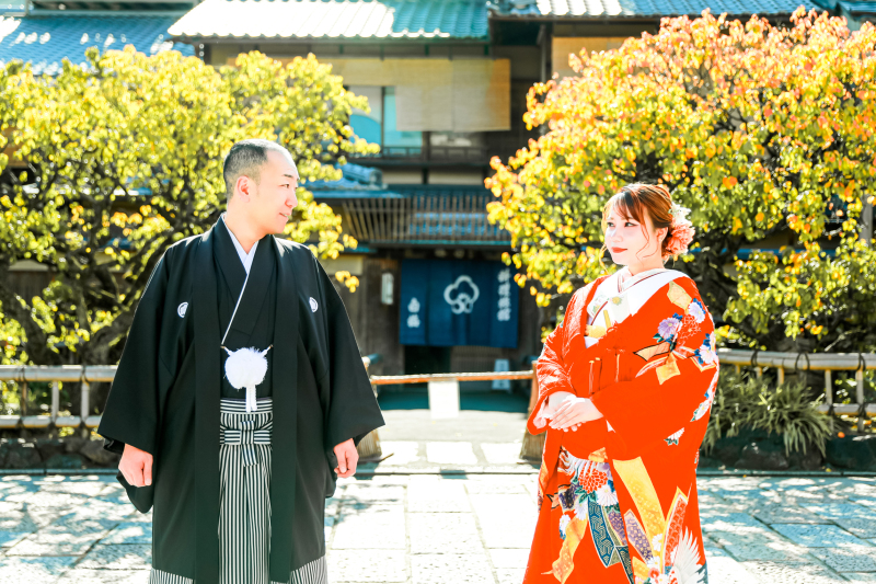秋の祇園での心温まるウェディングフォト