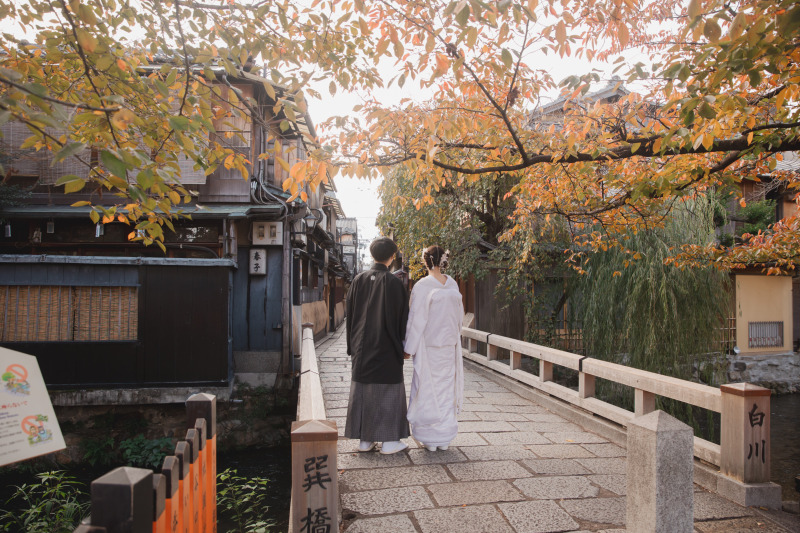 秋の祇園を歩く、白無垢ロケーションフォト