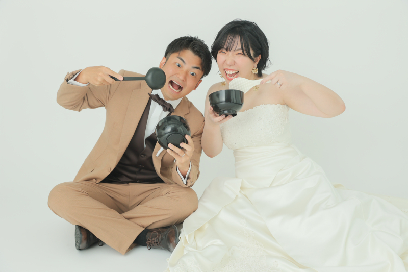 暑い夏にぴったり!爽やかな洋装スタジオでのウェディングフォト撮影