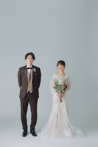 シンプル背景でお二人らしい写真を残しませんか？