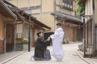 小物を使ってお二人らしく!八坂の塔ロケーション