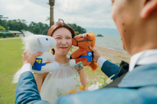 天気に恵まれたマイアミ浜で洋装