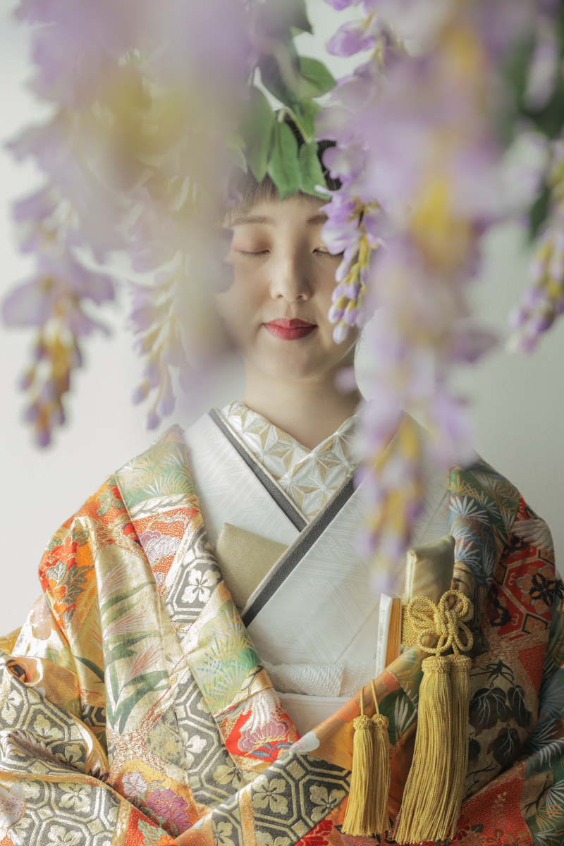 藤の花と共に室内庭園で撮影