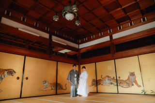 ウェディングドレスでふわっと、和装でかっこよく