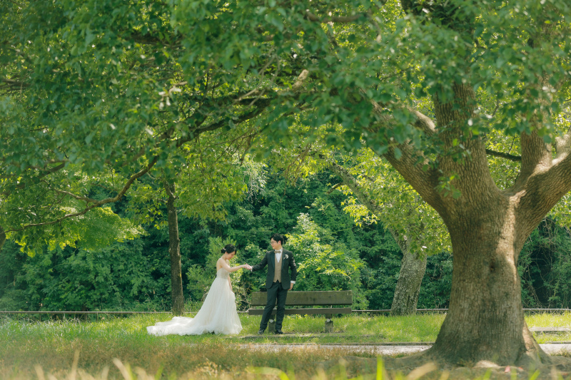 自然溢れる宝ヶ池で洋装撮影