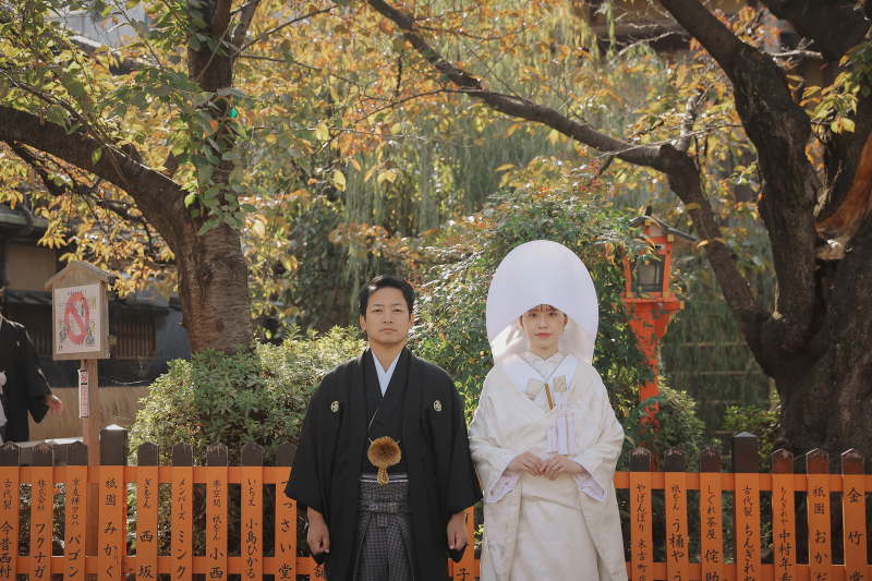 紅白の和傘と共に