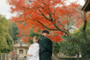 八坂での美しい紅葉に包まれたウェディングフォト