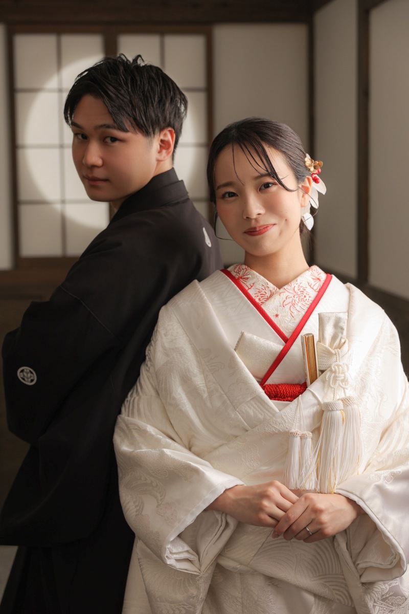 屋内庭園でウェディングフォト
