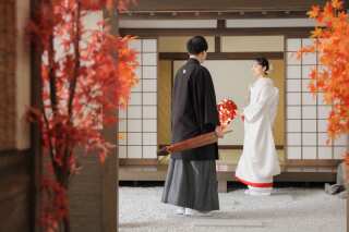 屋内庭園で叶える、秋の和装ウェディングフォト