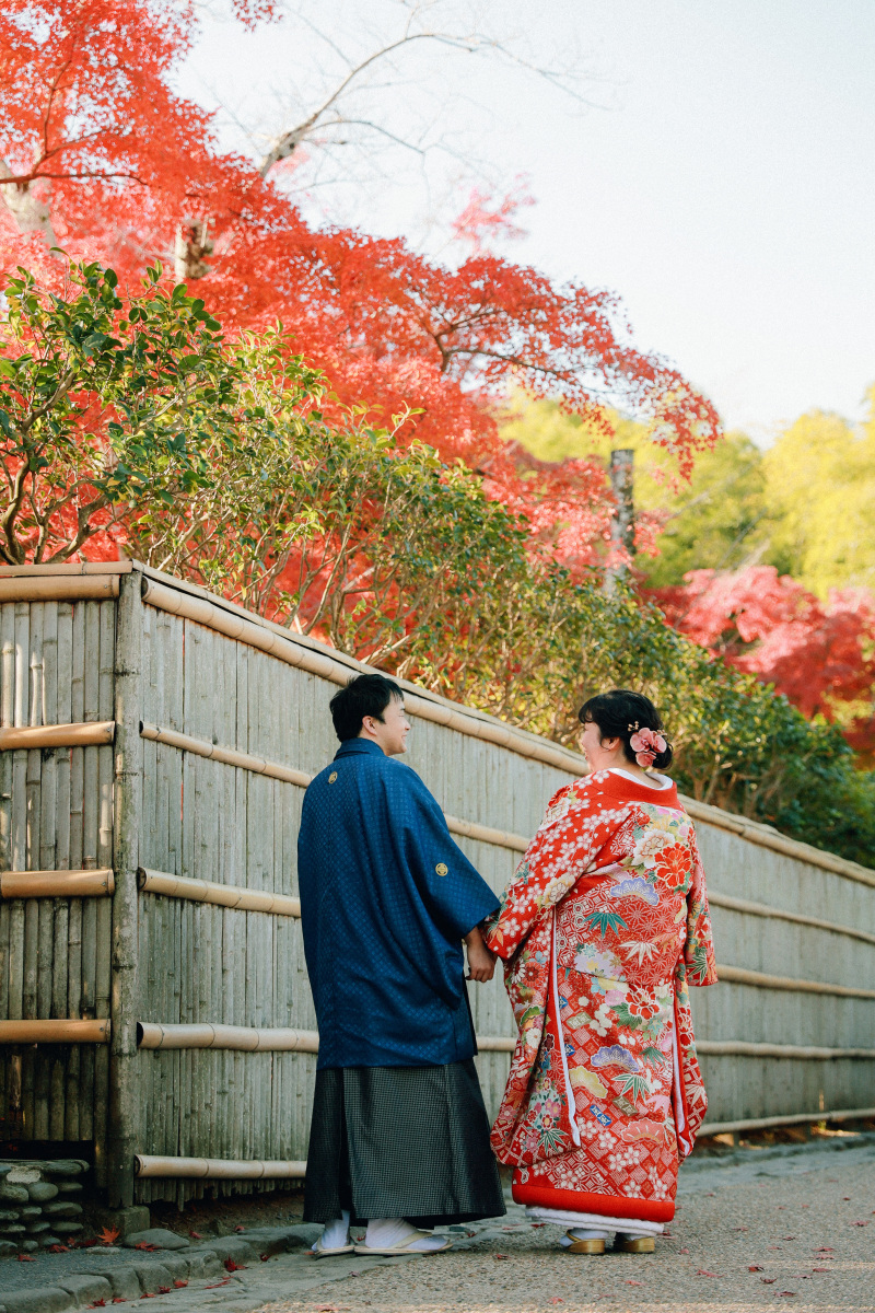 紅葉に囲まれたウェディングフォト
