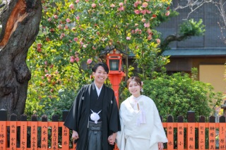 春の祇園で 白無垢と紋付で彩る桜と新緑