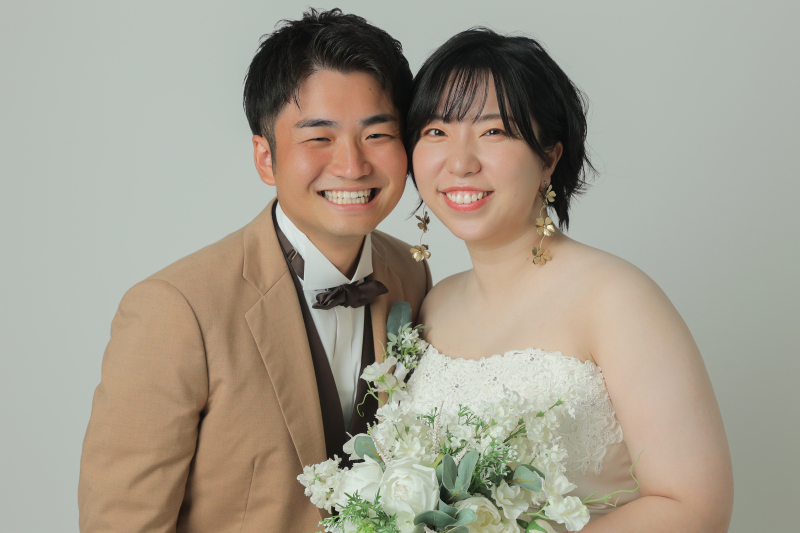 暑い夏にぴったり!爽やかな洋装スタジオでのウェディングフォト撮影