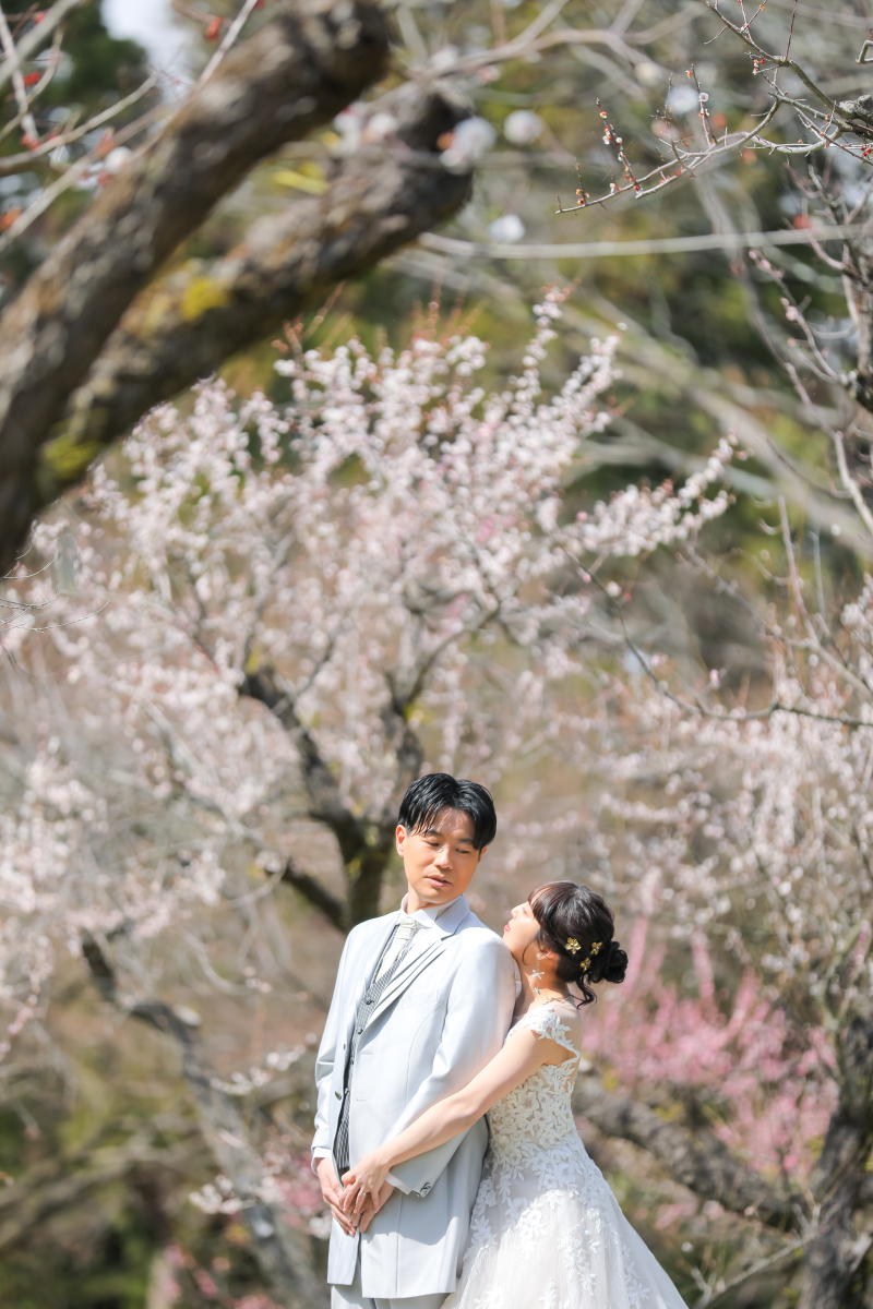 一足早く桜、ギリギリ間に合った梅の花&hellip;色々なお花の中でフォトウェディングです。