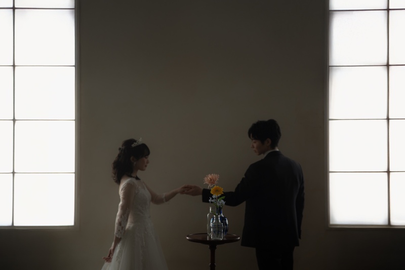 洋装スタジオで叶えるロマンチックなウェディングフォト