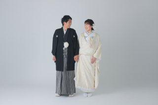 シンプルな白背景でおふたりらしく(和装スタジオPLUS)