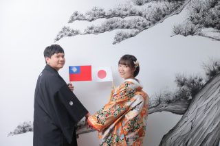 異国の縁を結ぶ、屋内庭園での和装ウェディングフォト