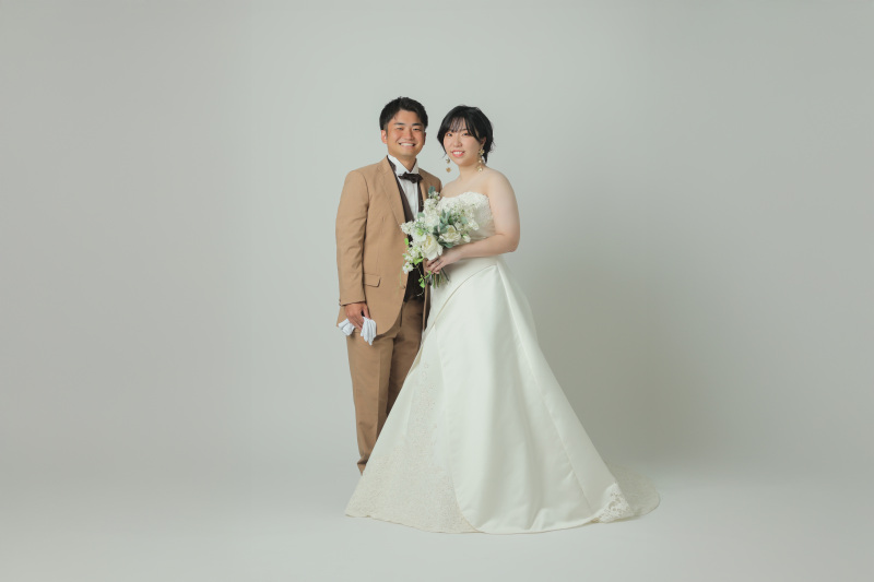 暑い夏にぴったり!爽やかな洋装スタジオでのウェディングフォト撮影