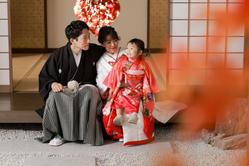 ご家族そろって屋内庭園での和装フォト
