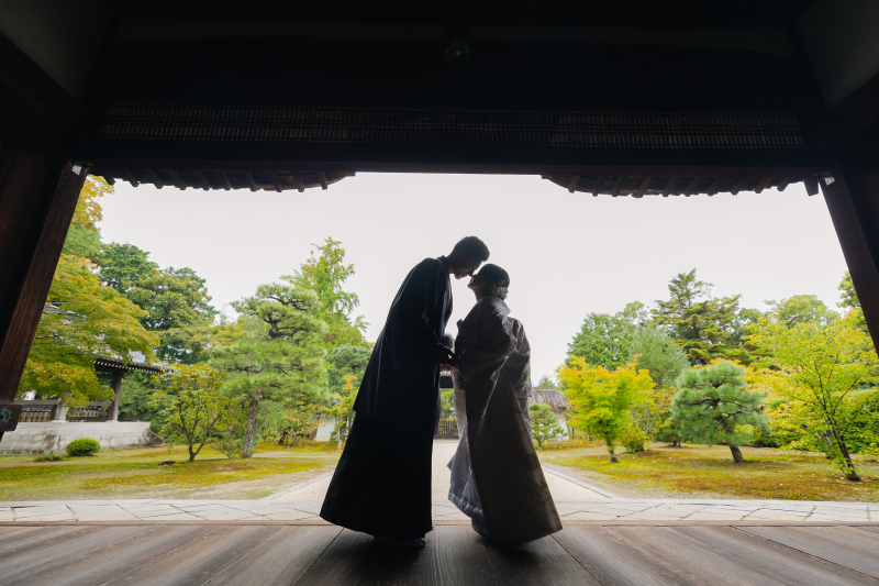 華やかな屏風の前で