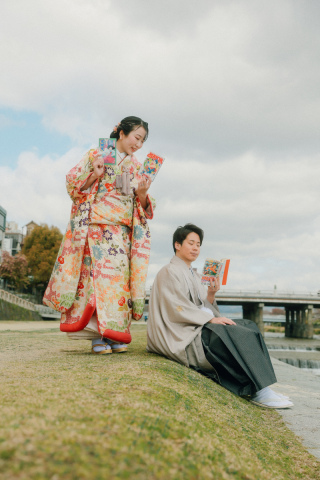 好きな漫画を持って、鴨川で思い出を