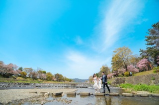春風薫る鴨川で、新郎新婦様の至福のひととき