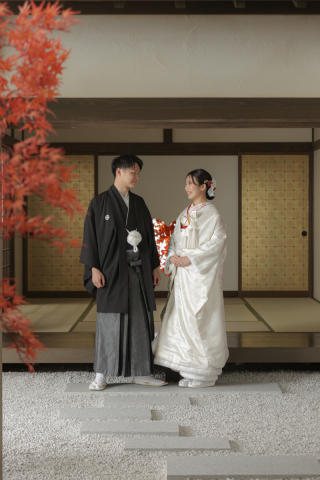 屋内庭園でウェディングフォト