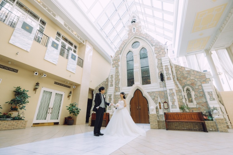 ホテルモントレ京都のステンドグラス前で