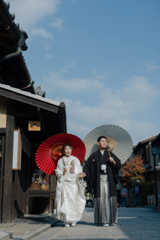 早朝の京都で散策しながらウエディングフォト