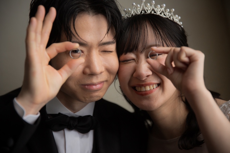 洋装スタジオで叶えるロマンチックなウェディングフォト