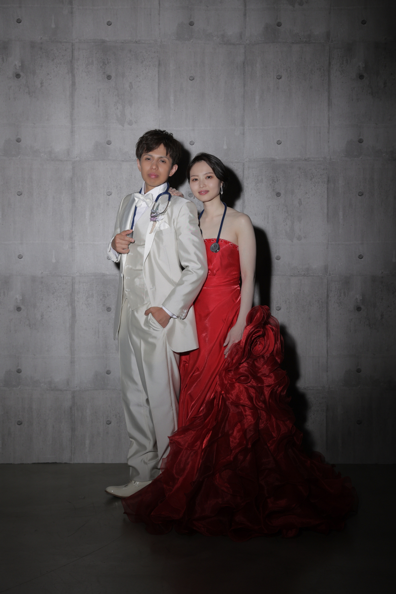 オリジナルグッズで2人ならではの撮影を！【洋装スタジオ】