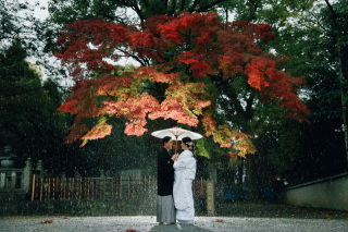 紅葉を背に随心院でのブライダルフォト