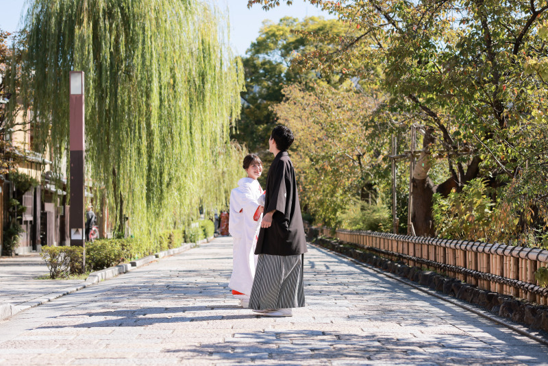 ご家族そろって屋内庭園での和装フォト