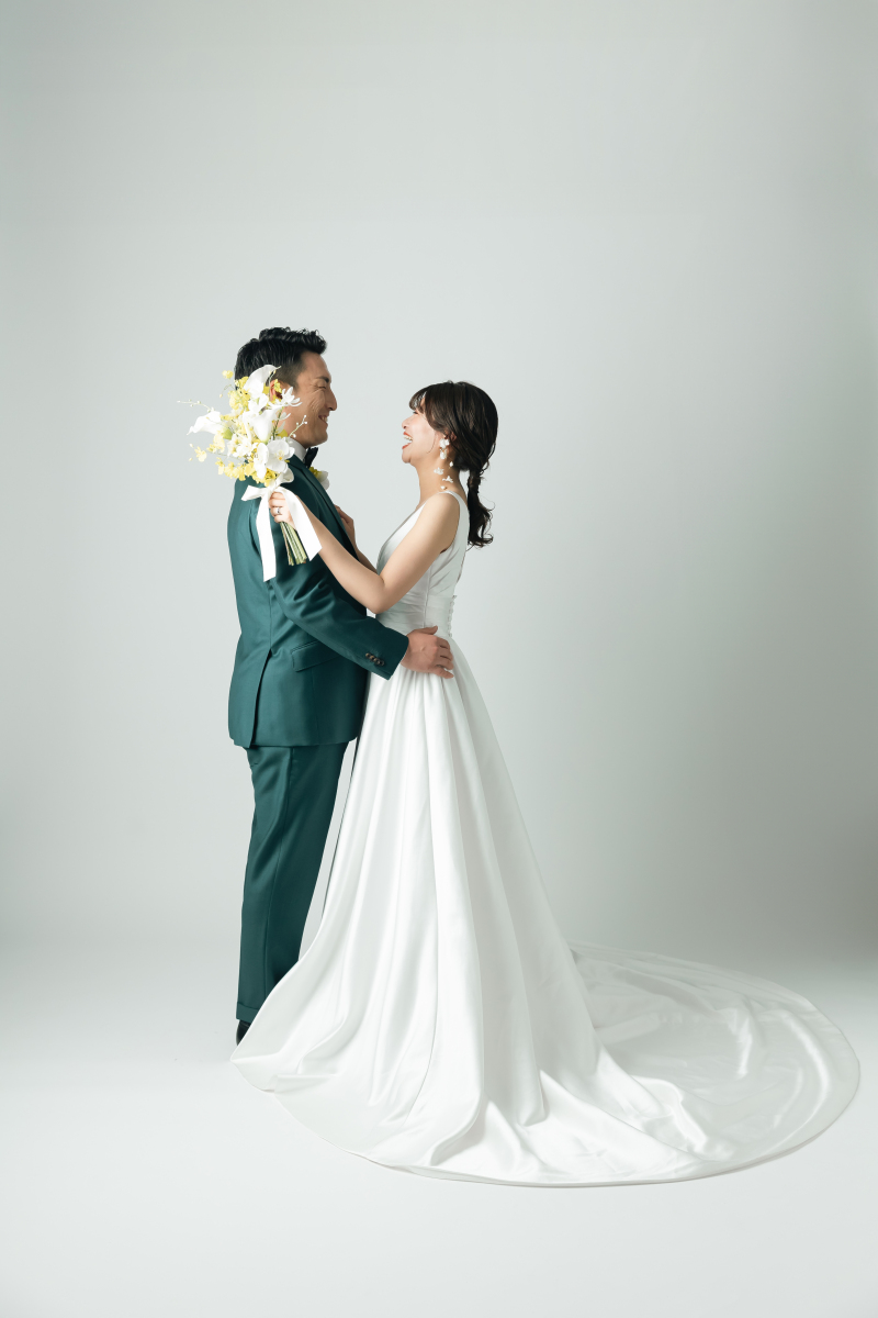 洋装スタジオPLUSで2人にしか撮れないお写真を撮りませんか?