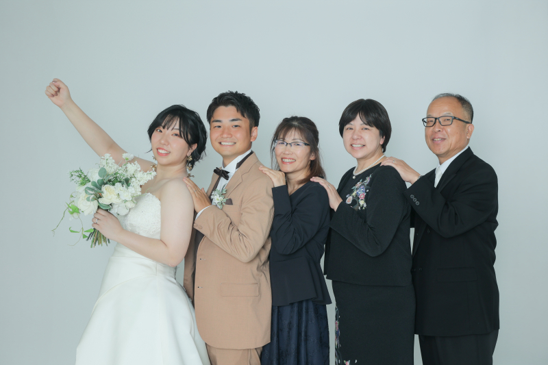 暑い夏にぴったり!爽やかな洋装スタジオでのウェディングフォト撮影