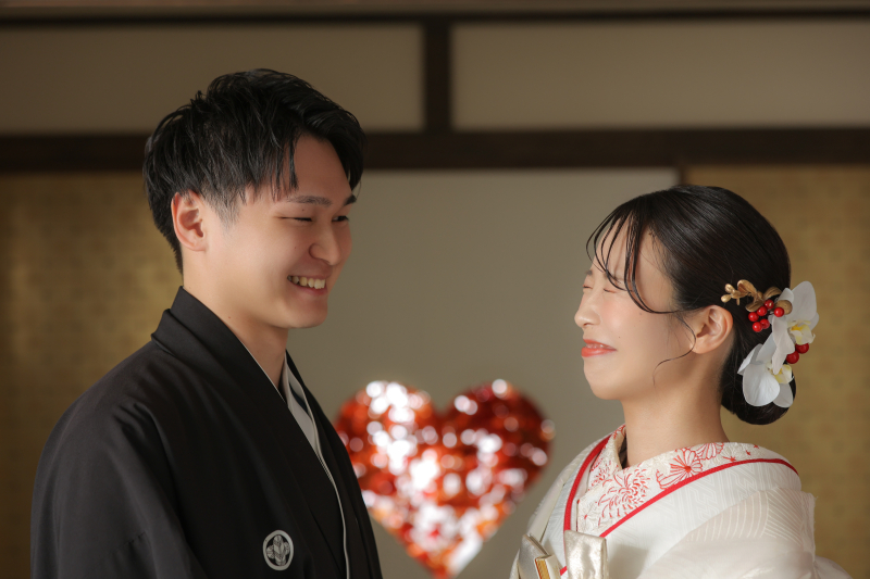 屋内庭園でウェディングフォト