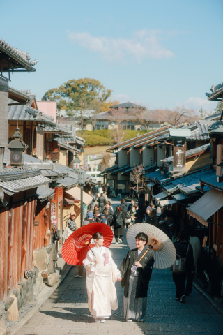 心温まる八坂でのウェディングフォトセッション