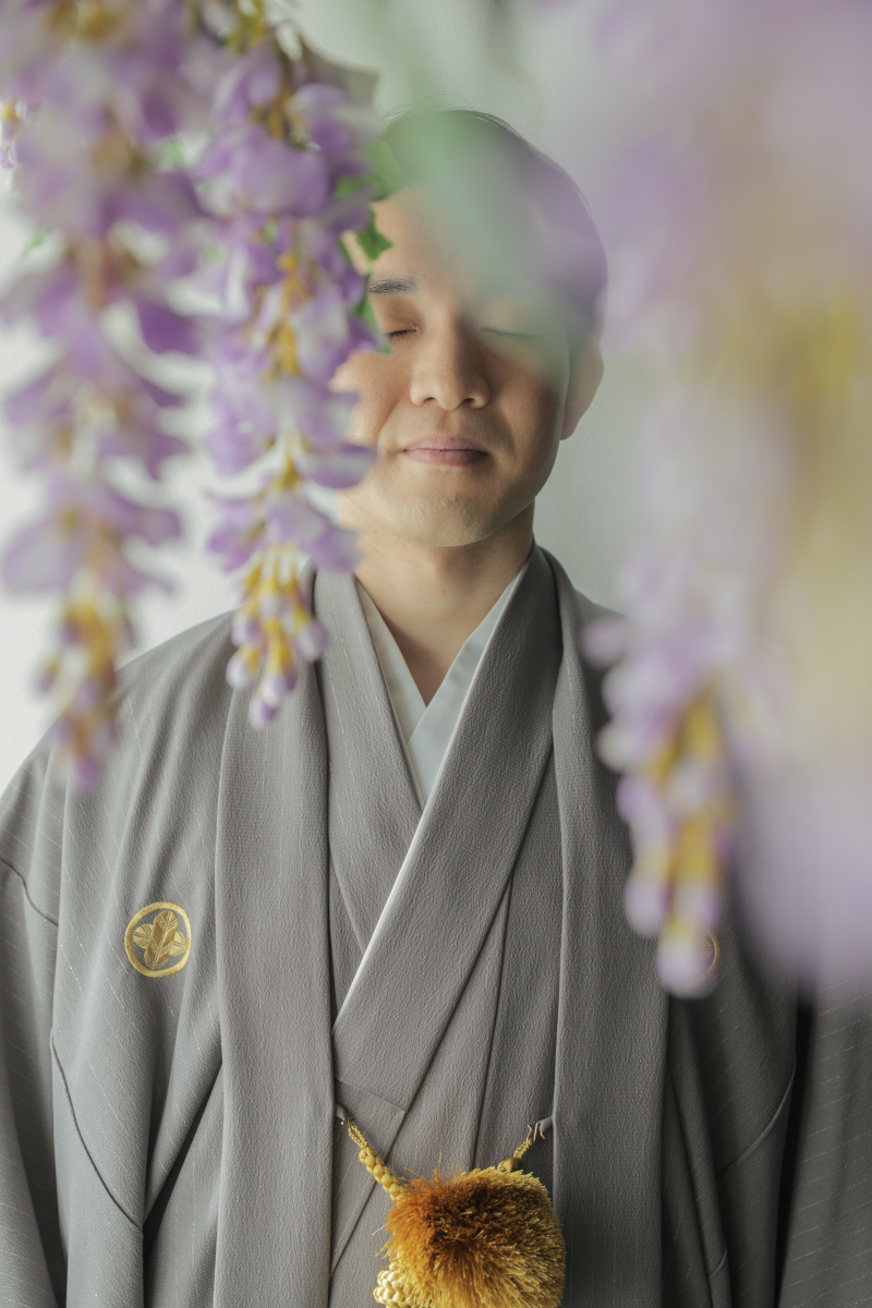 藤の花と共に室内庭園で撮影